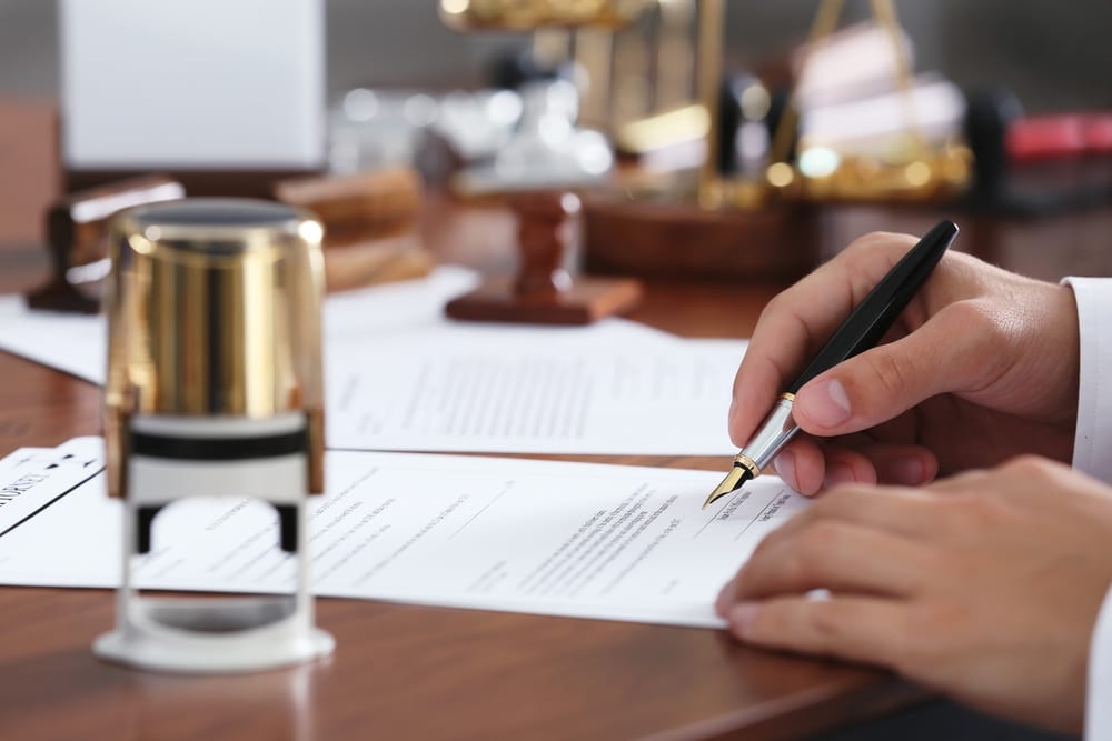 Will-attorney-notarizing-a-Will